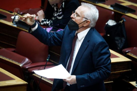 Υψηλοί τόνοι στη Βουλή για τα μέτρα