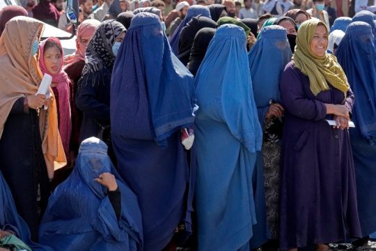 Νέα μέτρα περιορισμού των δικαιωμάτων των γυναικών επιβάλλουν οι Ταλιμπάν