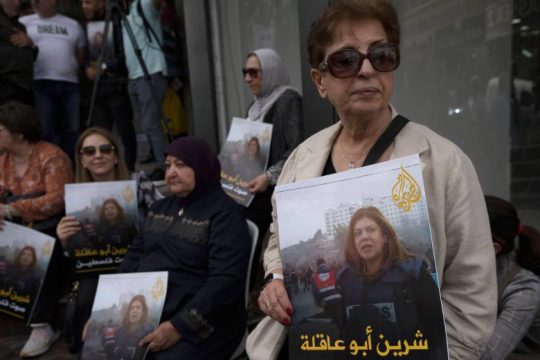 Οι Παλαιστίνιοι αποτίουν φόρο τιμής στη δημοσιογράφο Σιρίν Αμπού Άκλα