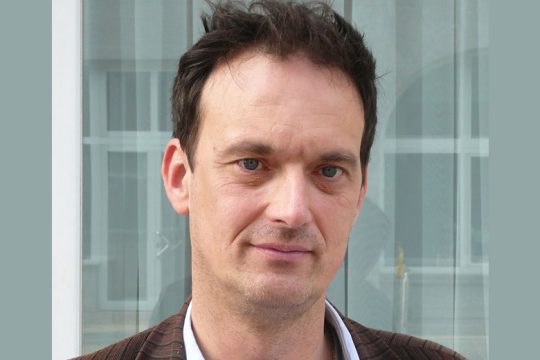 Ο καλλιτέχνης που προειδοποιεί για την πολιτική του χρήματος
