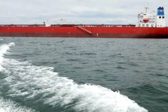 Αγγλία: Μπλόκο ακτιβιστών σε ελληνικό δεξαμενόπλοιο με ρωσικά καύσιμα