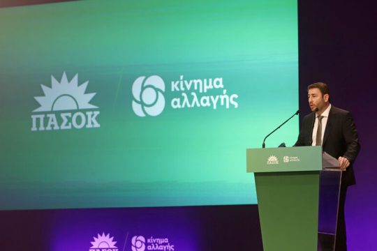 Βάζει την κοινωνία στο προσκήνιο