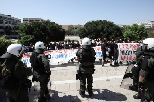 Δυναμική διαμαρτυρία φοιτητών στην Σύγκλητο του ΑΠΘ