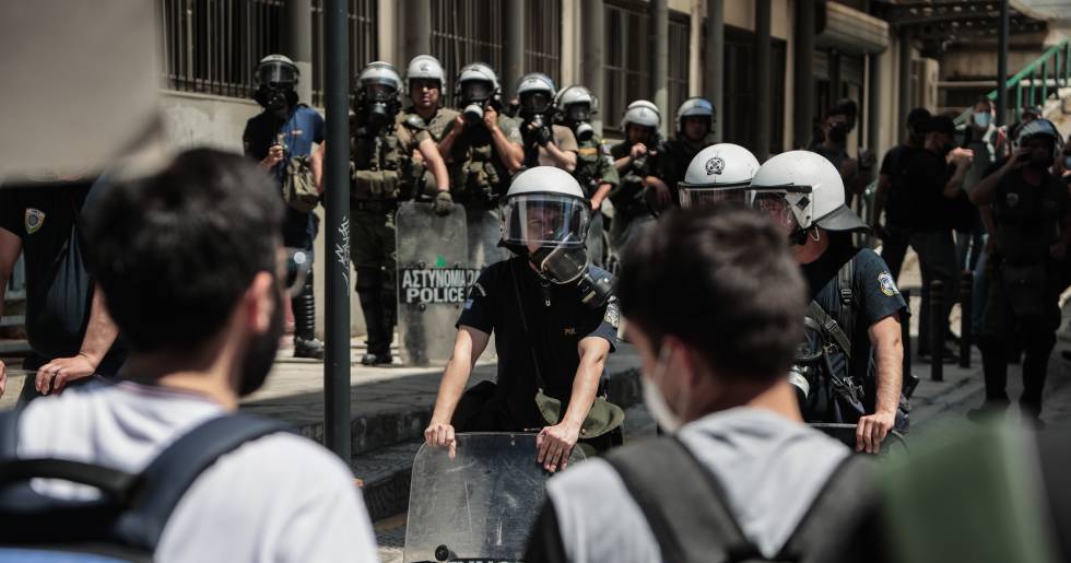 Πυροδοτεί την ένταση η κυβέρνηση, νέα απάντηση φοιτητών μπροστά στον «Αίαντα»