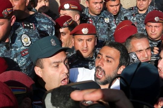 Αναταραχή στην Αρμενία, διαδηλωτές απέκλεισαν κυβερνητικά κτίρια