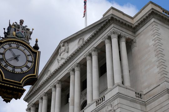 Τράπεζα της Αγγλίας: Αύξησε σε υψηλό 13 ετών τα επιτόκια