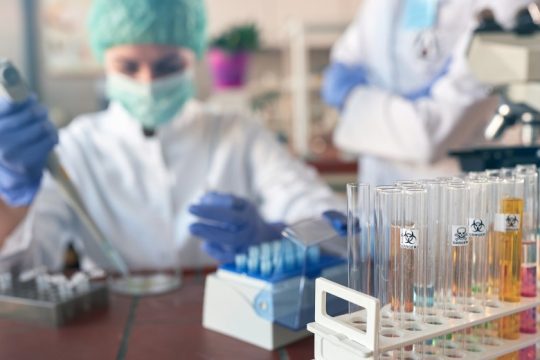 Μειώθηκαν κρούσματα και διασωληνωμένοι, αυξήθηκαν οι θάνατοι