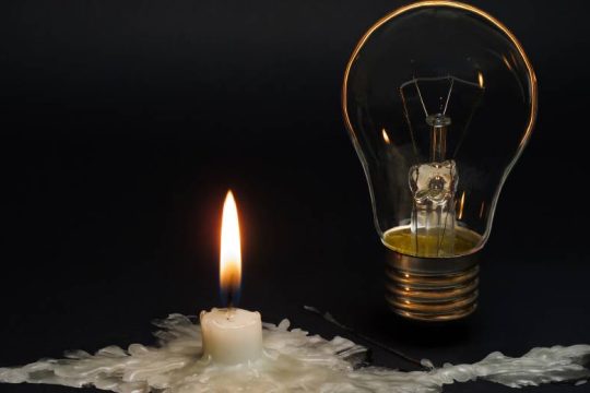 Κίνδυνος να μείνουν χωρίς ρεύμα σχολεία σε προάστια του Πειραιά