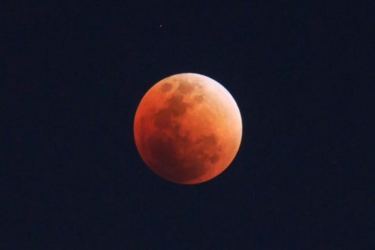 Κόκκινη πανσέληνος και ολική έκλειψη Σελήνης τα ξημερώματα της Δευτέρας
