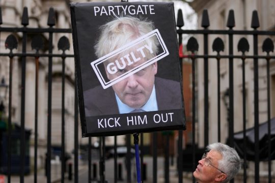 Partygate: Οι αποκαλύψεις θέτουν σε αμφισβήτηση την έρευνα για τον Τζόνσον