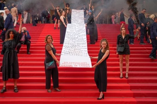 Στο κόκκινο χαλί των Καννών οι γυναικοκτονίες στη Γαλλία