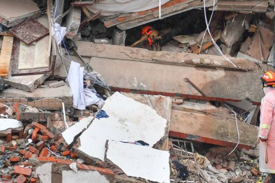 Κίνα: Σωστικά συνεργεία ανέσυραν ζωντανή μια γυναίκα 132 ώρες μετά την κατάρρευση κτιρίου