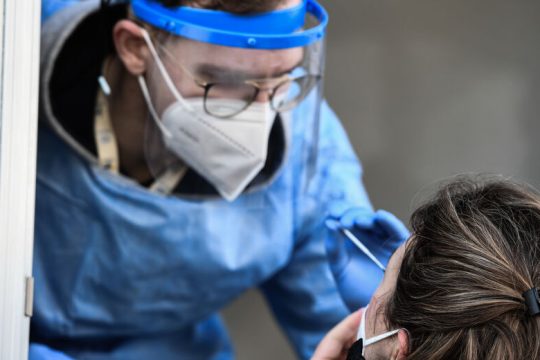 Ακόμη μια μικρή μείωση σε κρούσματα, θανάτους και διασωληνώσεις