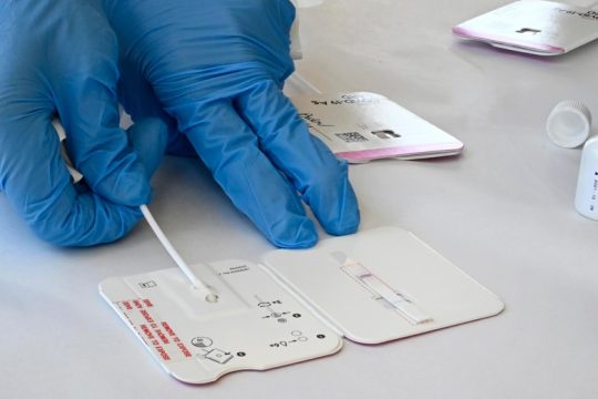 2.235 κρούσματα Covid και 21 θάνατοι