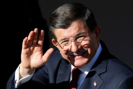Αιχμές Νταβούτογλου για την «καθυστερημένη» αντίδραση Ερντογάν