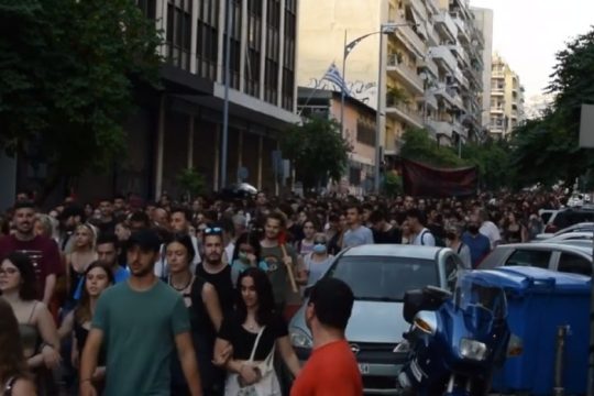 Με μεγάλη πορεία απαντούν στην αστυνομική καταστολή