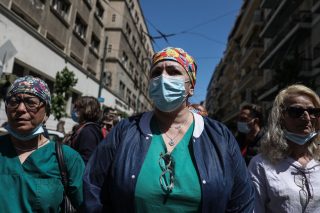Στους δρόμους οι υγειονομικοί