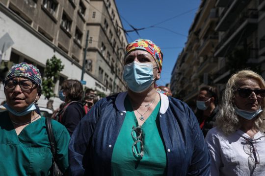 Στους δρόμους οι υγειονομικοί