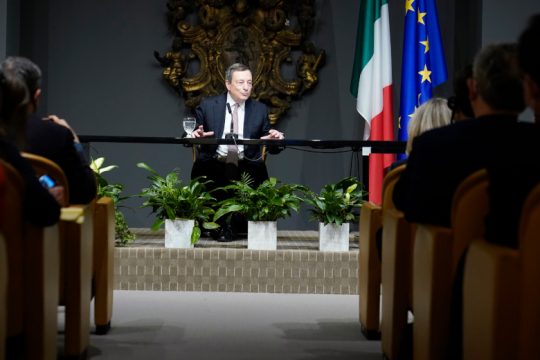 Κάλεσμα Ντράγκι για τηλεφωνική επαφή Μπάιντεν με Πούτιν