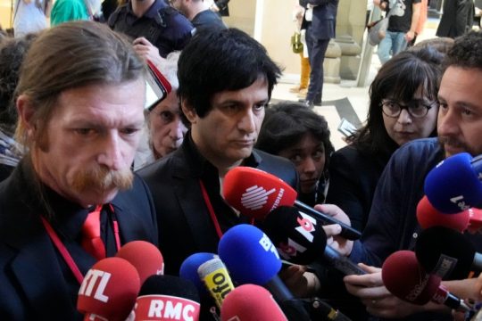 Κατέθεσαν στο δικαστήριο οι Eagles of Death Metal για την επίθεση στο Μπατακλάν