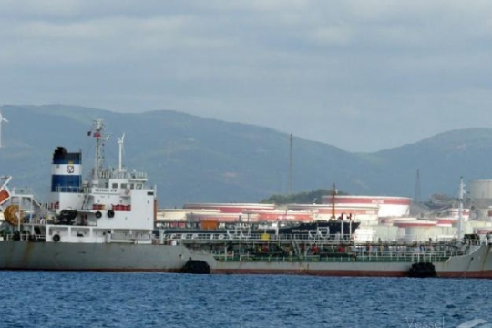 Απαγόρευση απόπλου για τάνκερ που δε δήλωσε την προσάραξή του