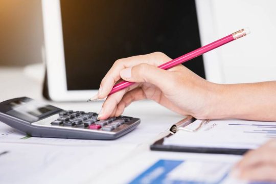 Η ακρίβεια «καταπίνει» την αύξηση του κατώτατου μισθού