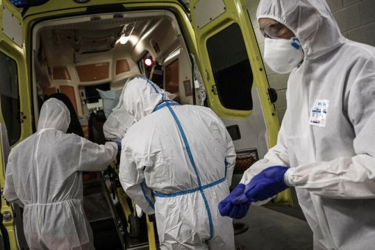 Άλλες 34 απώλειες από κορονοϊό – Υποχωρούν κι άλλο οι διασωληνώσεις