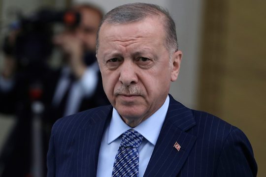 Στοχοποίησε τους Κούρδους, αναστάτωσε (ξανά) το ΝΑΤΟ