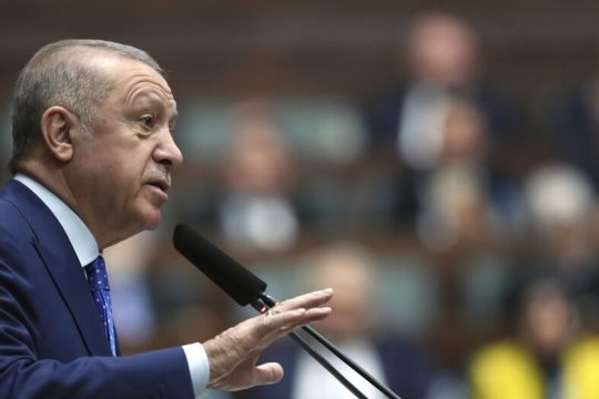 Ο Ερντογάν δοκιμάζει τη συνοχή του ΝΑΤΟ