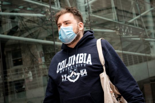 Μάσκες στη Ν. Υόρκη, καραντίνα στο Βέλγιο για την ευλογιά των πιθήκων