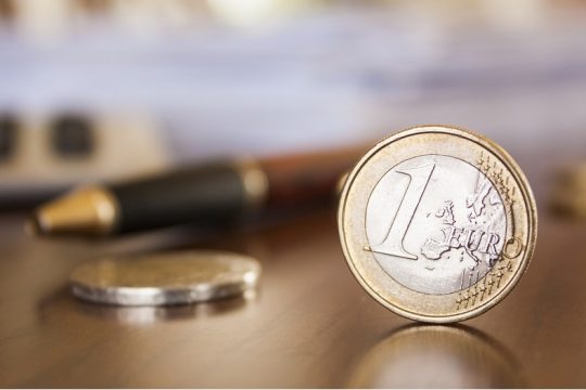 Δίδυμα ελλείμματα απειλούν εισοδήματα και ανάπτυξη