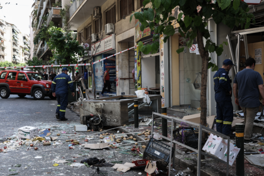 Ένας σοβαρά και δύο ελαφρά τραυματίες από την έκρηξη σε κατάστημα στην οδό Ιουλιανού