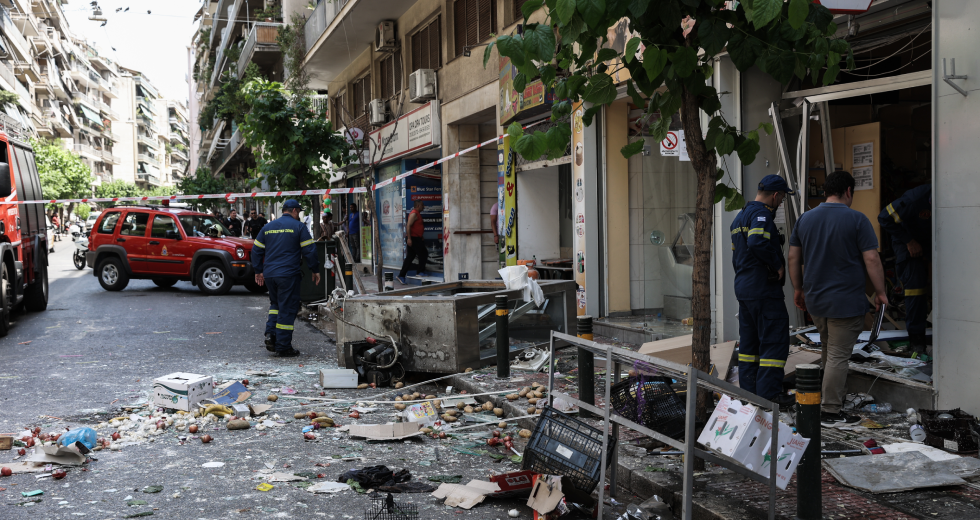 Ένας σοβαρά και δύο ελαφρά τραυματίες από την έκρηξη σε κατάστημα στην οδό Ιουλιανού