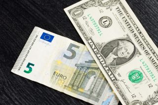 Το αδύναμο ευρώ εισάγει πληθωρισμό