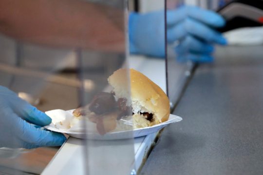 Σε δεινή θέση η βρετανική οικονομία, ενώ οι πολίτες κόβουν από παντού