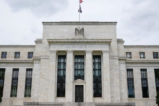Η Fed αύξησε το βασικό επιτόκιο για να τιθασεύσει τον πληθωρισμό