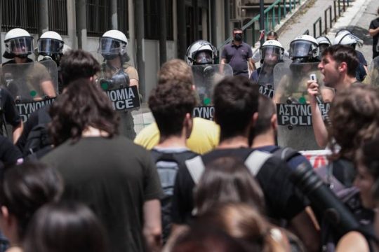 Τα «αδιέξοδα» της κυβέρνησης Μητσοτάκη και η «στοχοποίηση» της νέας γενιάς