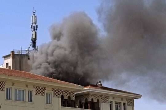 Aυτοψία και συλλογή στοιχείων για τη φωτιά στο κέντρο της Θεσσαλονίκης