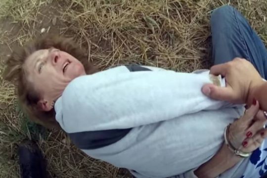 Καταδίκη αστυνομικού για βίαιη σύλληψη ηλικιωμένης στο Κολοράντο