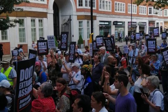 «Δέκα χρόνια είναι αρκετά» – Διαδήλωση στο Λονδίνο κατά της έκδοσης του Ασάνζ στις ΗΠΑ