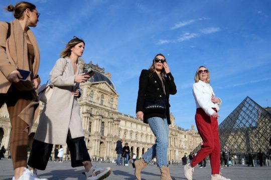 Τέλος οι μάσκες στα μέσα μεταφοράς στη Γαλλία