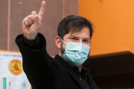 Ο πρόεδρος Μπόριτς βουτάει στα βαθιά