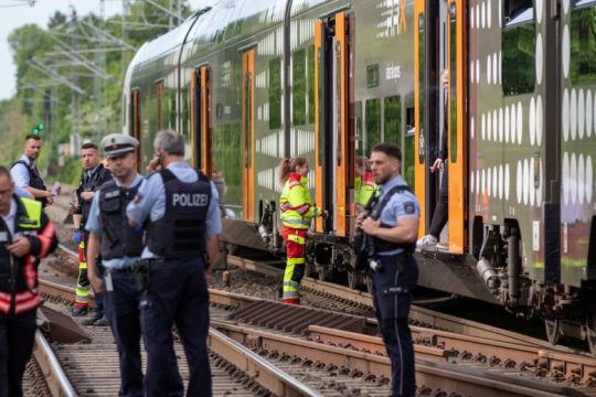 Η γερμανική αστυνομία ερευνά πιθανή τρομοκρατία για την επίθεση σε τρένο