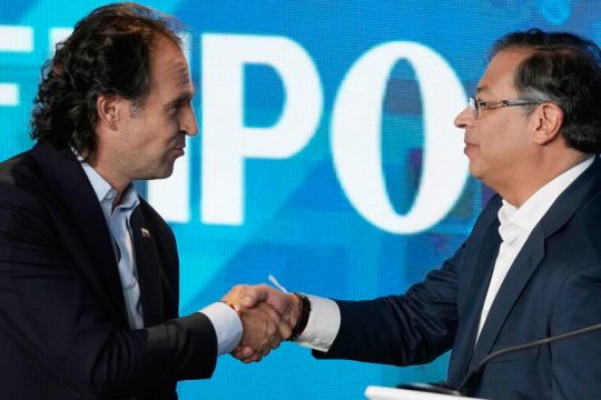 Ο αριστερός Γουστάβο Πέτρο θα κερδίσει… αν τον αφήσουν