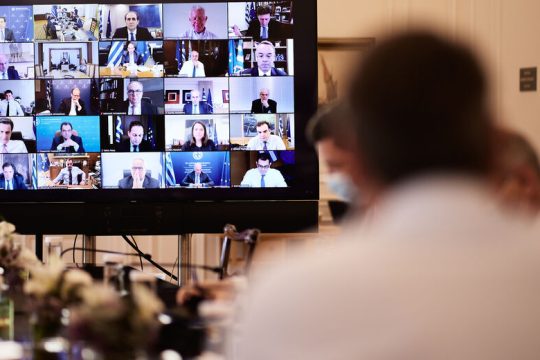 Σέρνεται μόνος του σε πρόωρες εκλογές