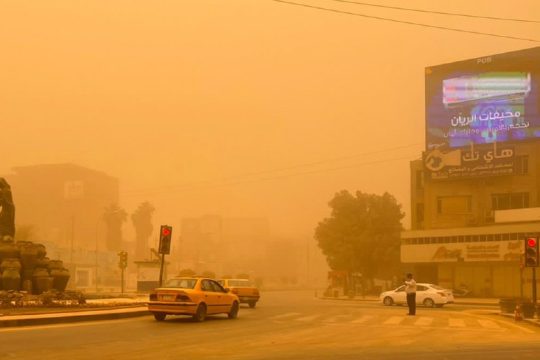 Κοκκίνισε ο ουρανός στο Ιράκ – Χιλιάδες στο νοσοκομείο από την αμμοθύελλα