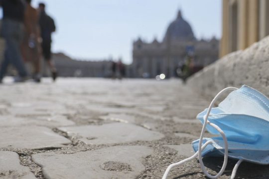 Και οι Ιταλοί πετούν από σήμερα τις μάσκες σε πολλούς χώρους