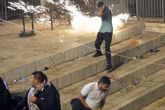 Συγκρούσεις ανάμεσα σε αστυνομικούς και Παλαιστίνιους στην Πλατεία των Τεμενών