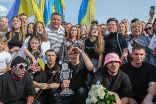 Οι Kalush Orchestra πούλησαν το τρόπαιο της Eurovision για 900.000 δολάρια