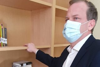 Τώρα εγκαινιάζουν κι έπιπλα